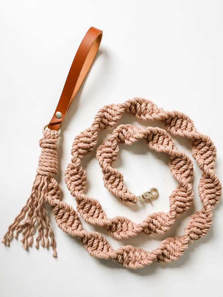 Coleira de cachorro macramê com alça de couro - Corda de blush por atacado de EMBER & IVORY