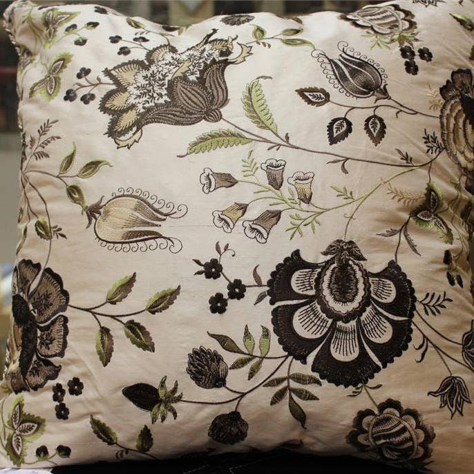 Housse de coussin - Au Jardin - Ivoire - Silk Dupioni pour la vente par Hyena