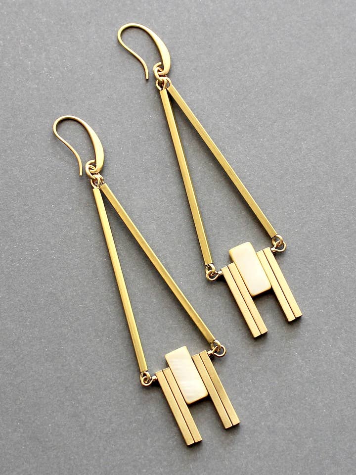 Boucles d'oreilles géométriques en nacre et laiton ISLE56 pour la vente par David Aubrey Jewelry