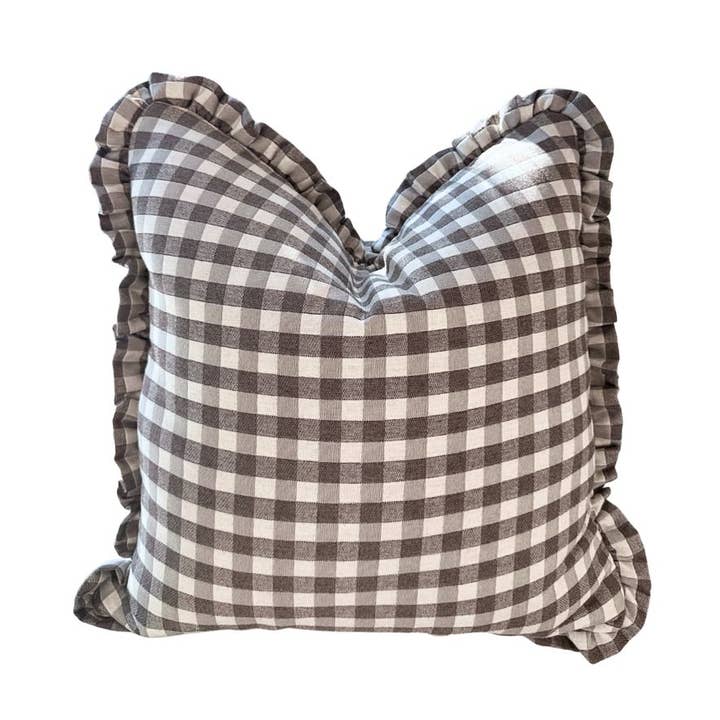 Oreiller à bordure à volants en vichy latte pour la vente par Brooke and Lou