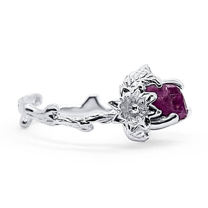 Bague ajustable en forme de fleur en argent avec rubis brut et zircone pour la vente par Joie Designs