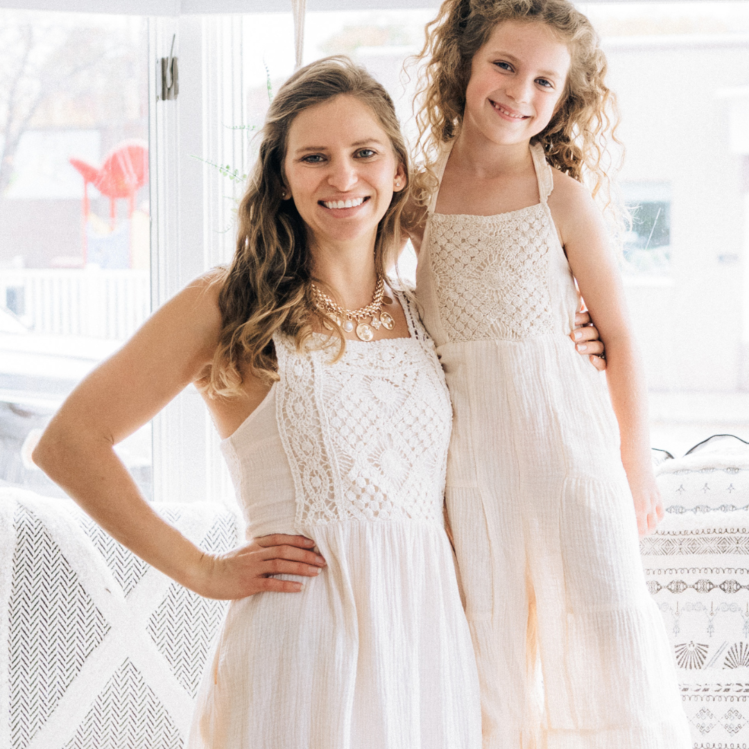 HAHA MAMA Clothing - Venta al por mayor Conjunto de mamá y bebé - Mono de ganchillo blanco suave - Niño1