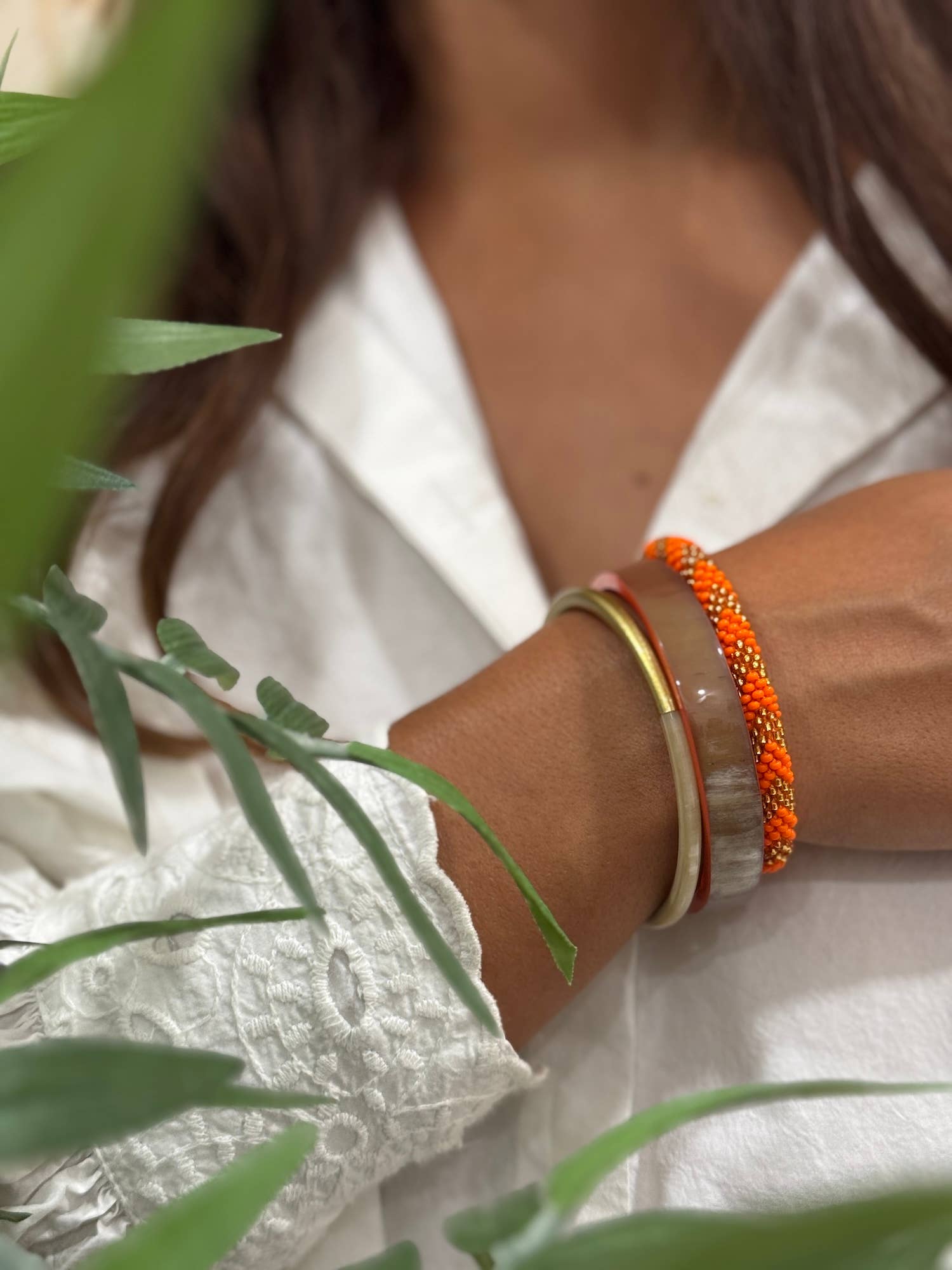 MAISON KIZO – Pulseira por atacado – Pulseira fina envernizada em chifre de búfalo Dourado 4 mm1