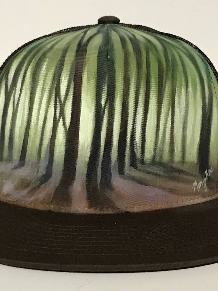 « Forest Light » peint à la main sur un chapeau de camionneur brun pour la vente par Mary Bea Art