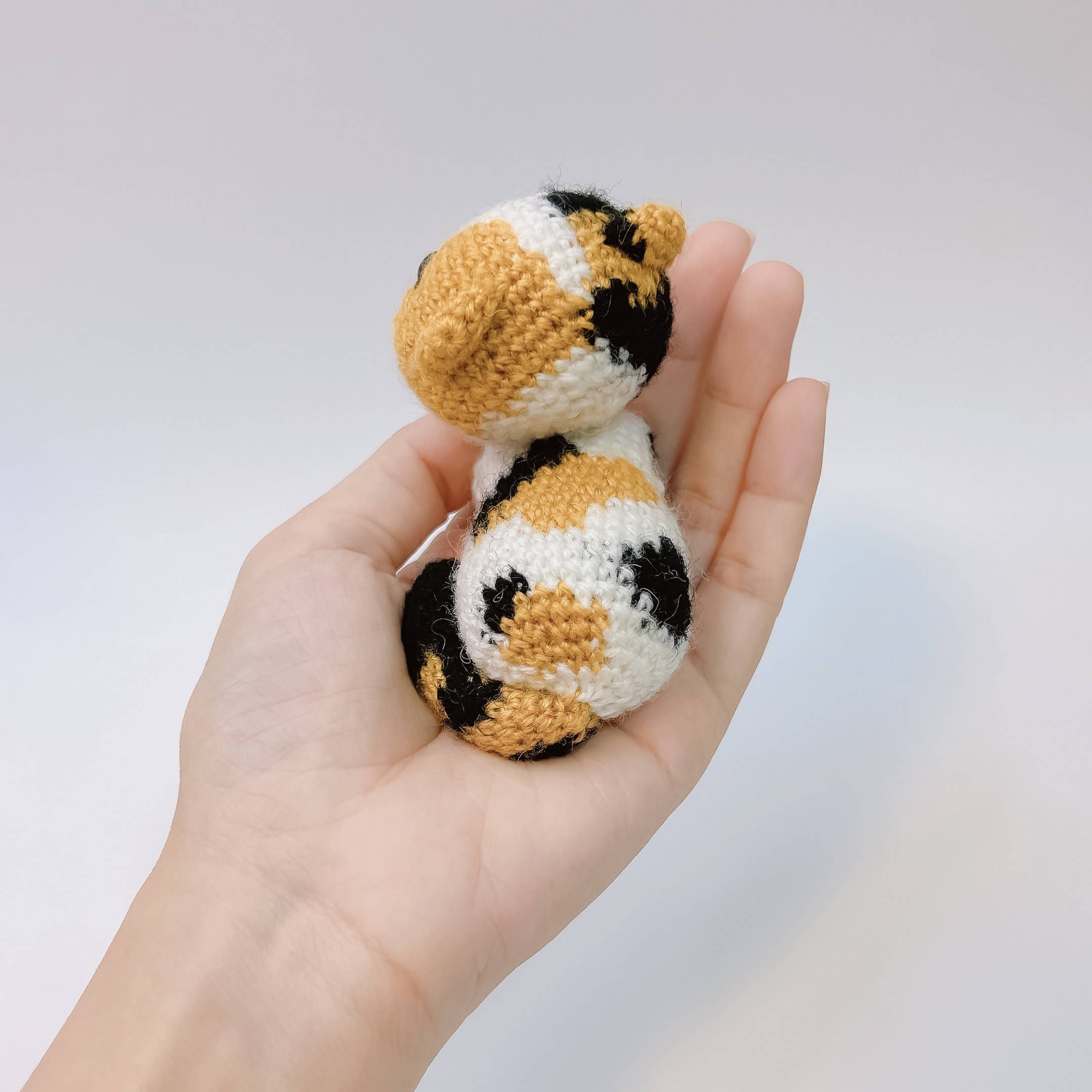 TOMOPOD LLC – wholesale Stuffed/plush toy – Kids & baby – Cute Crochet Calico Cat, Amigurumi My Little Lucky The Cat1