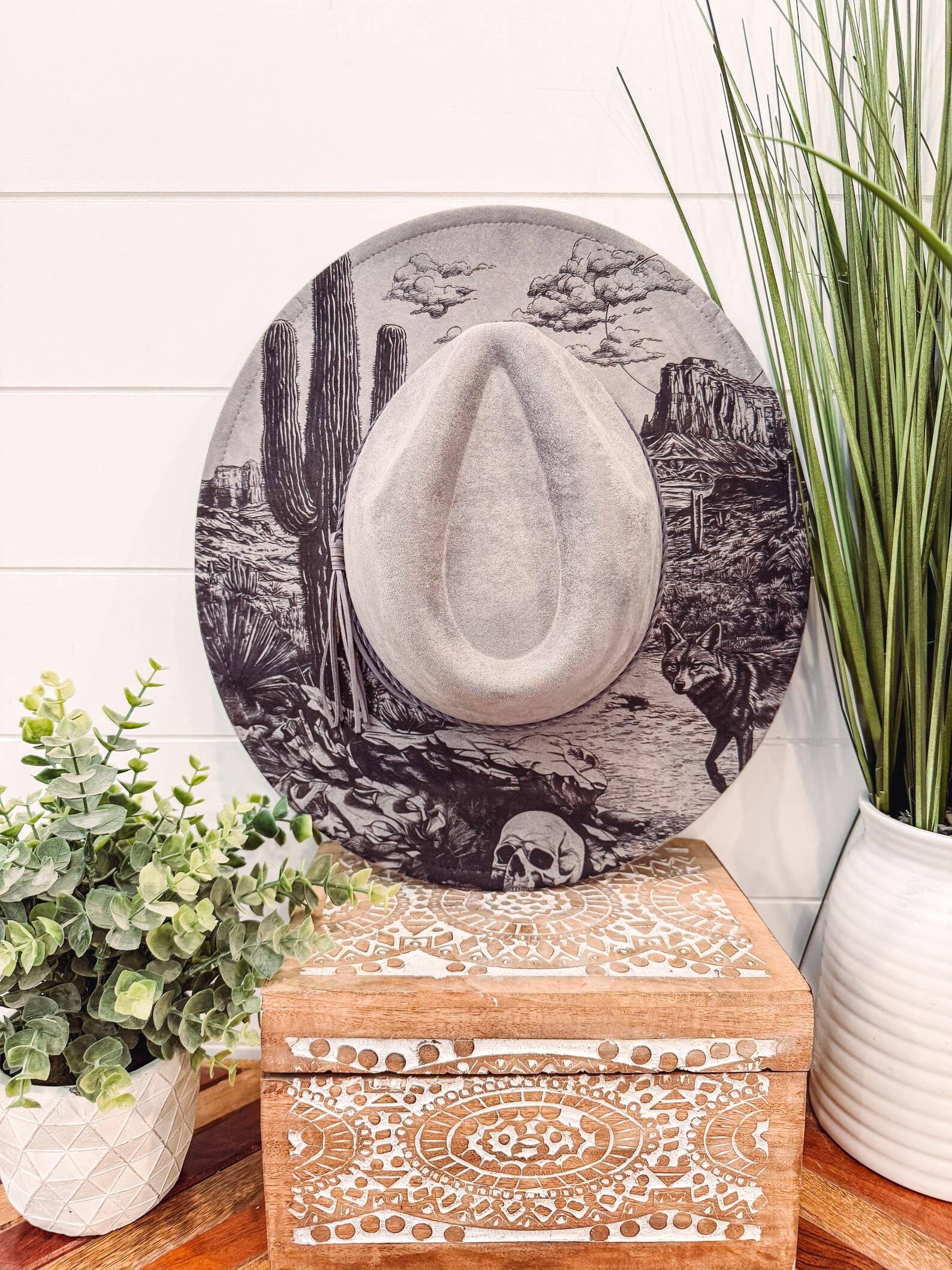 Willie & Dolly Designs – Großhandel Fedora-Hut – Damen – Gravierter Hut mit Wüstenszene