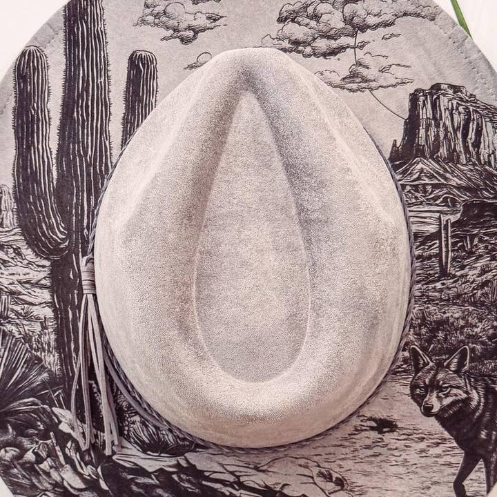 Willie & Dolly Designs – Großhandel Fedora-Hut – Damen – Gravierter Hut mit Wüstenszene0