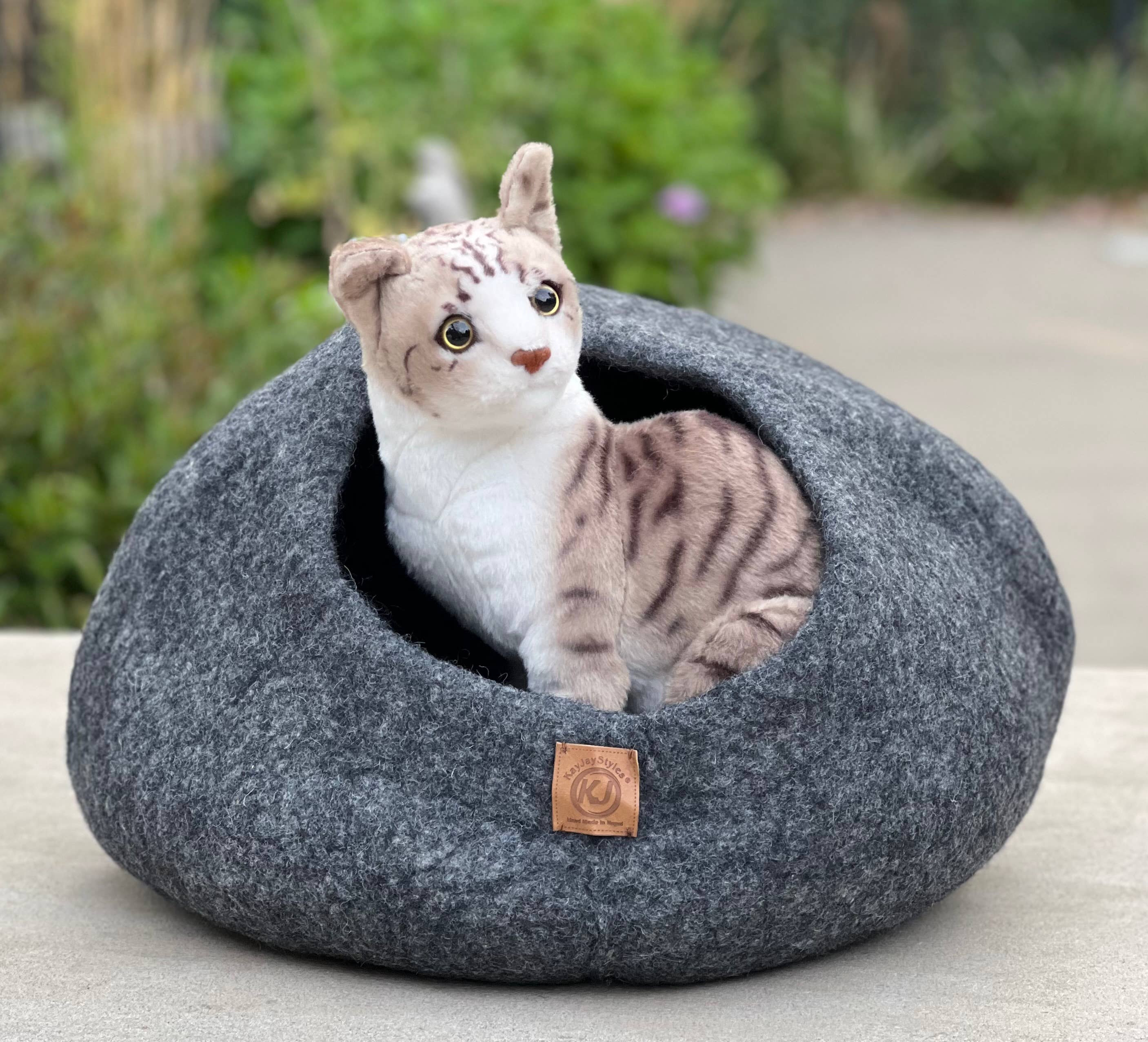 Lungta Imports - Wholesale Pet Cave - Cat/Dog - Hand Made Felt Wool Cat Cave / Cat Bed / Warm Cat House (Cop24