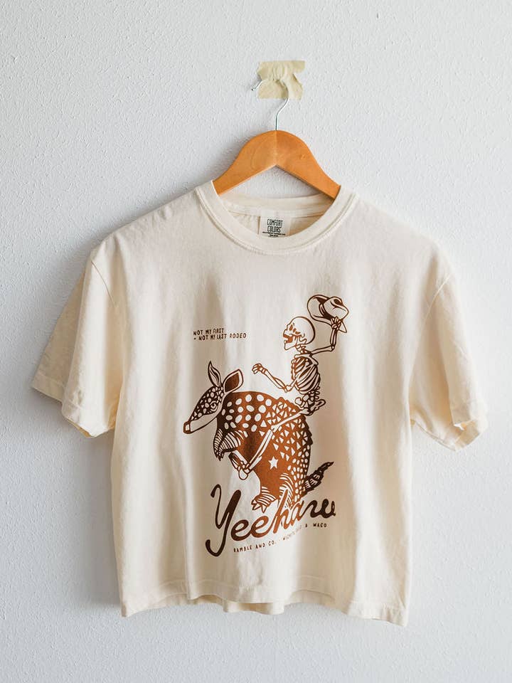 yeehaw scheletro + armadillo | crema comfort colors maglietta corta e squadrata per la vendita all'ingrosso da parte di Ramble & Company
