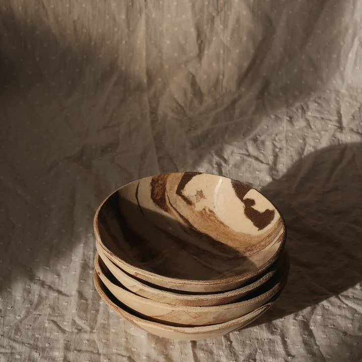 Assiette creuse marbrée - brun pour la vente par Marie Fekroun Ceramics