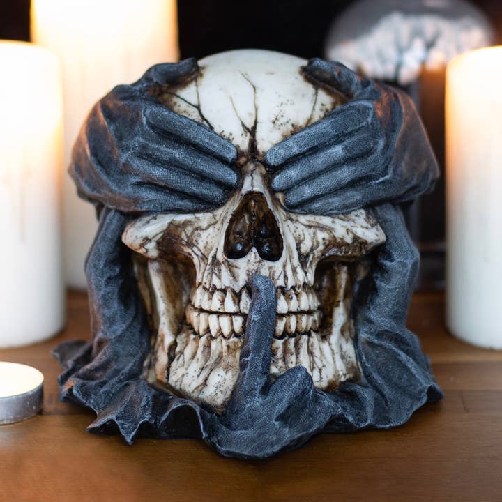 Se Hear Speak No Evil Skull Ornament af Spiral Direct for engroshandel hos Something Different Wholesale