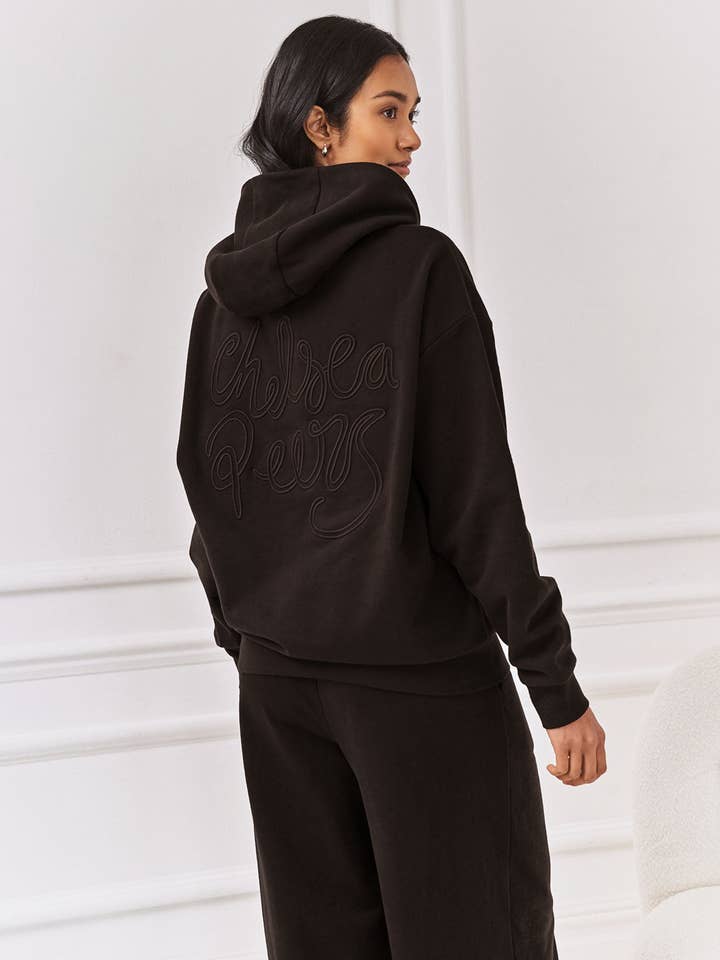 Kapuzenpullover aus Bio-Baumwolle mit gesticktem Schriftzug-Logo auf der Rückseite - Braun für den Großhandel von Chelsea Peers