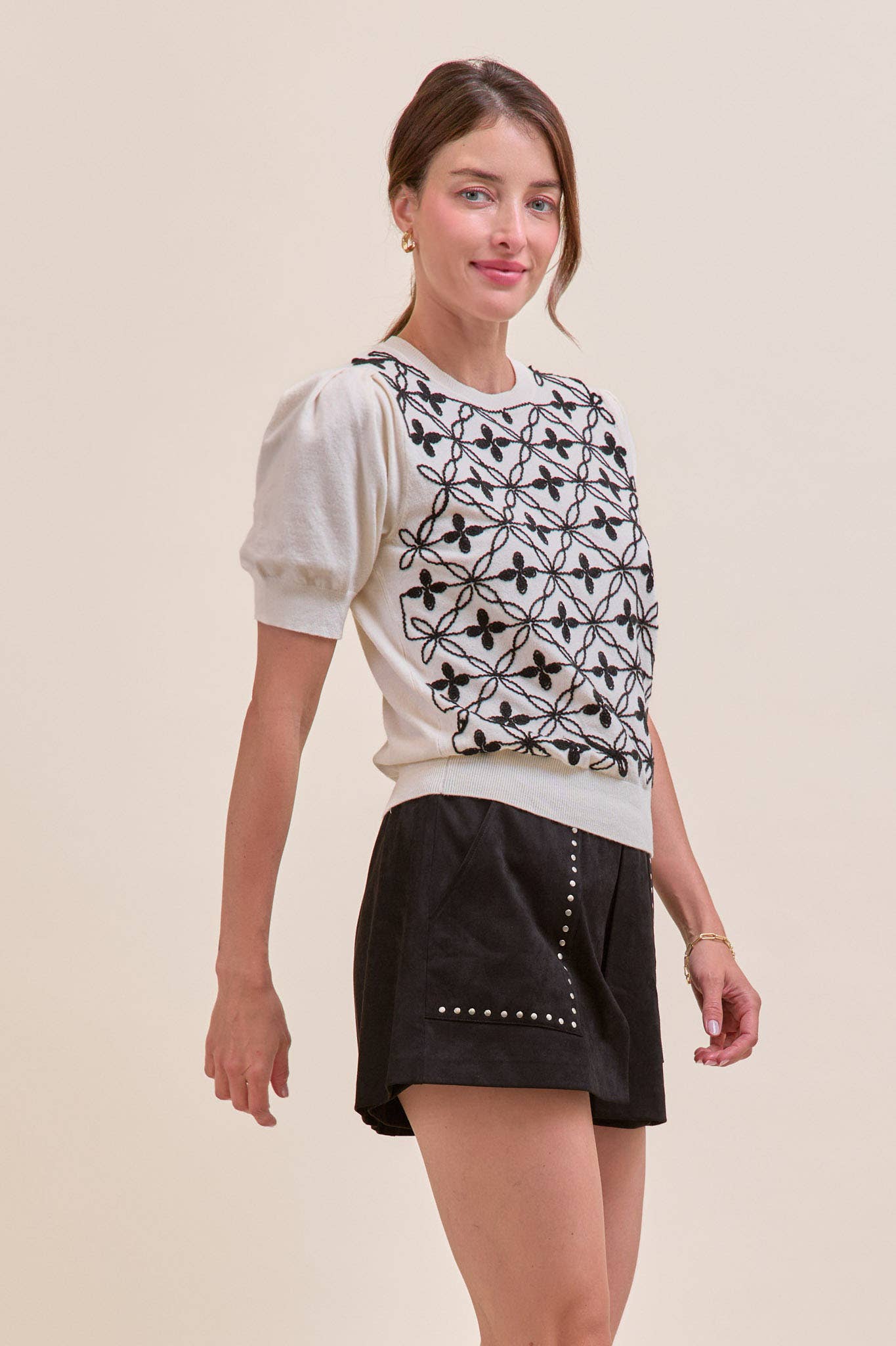 &MERCI - Wholesale Knit Sweater - Women's - SHORT PUFF SLEEVE EMBROIDERY FRONT SWEATER MSW1083215