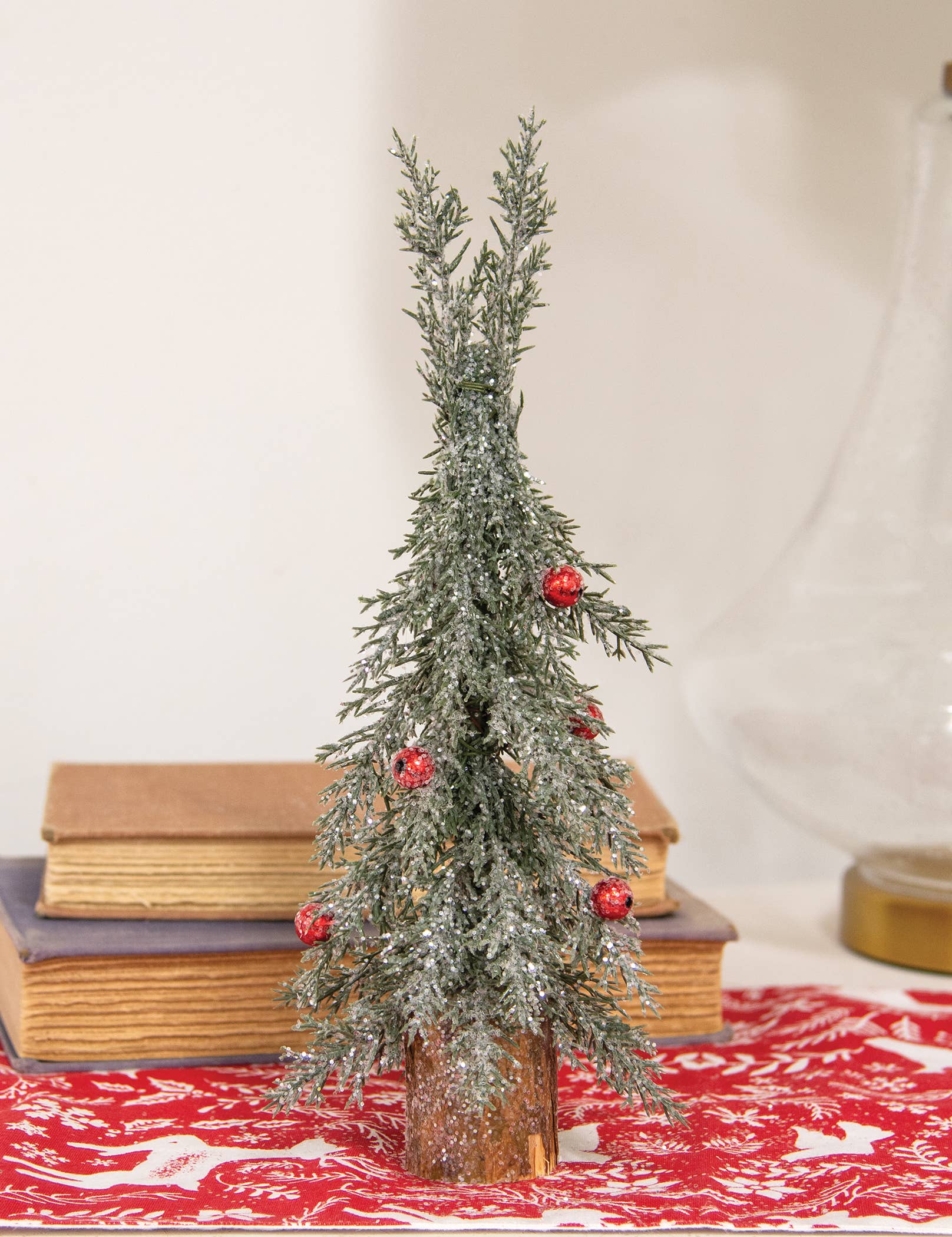 Col House Designs – Engroshandel Julepynt – Vinterfrost Fyrretræ med Røde Kugler - 30 cm H1