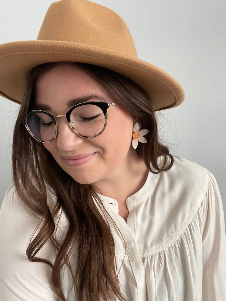 Nuetral Daisy Stud voor wholesale door Hooks and Clay