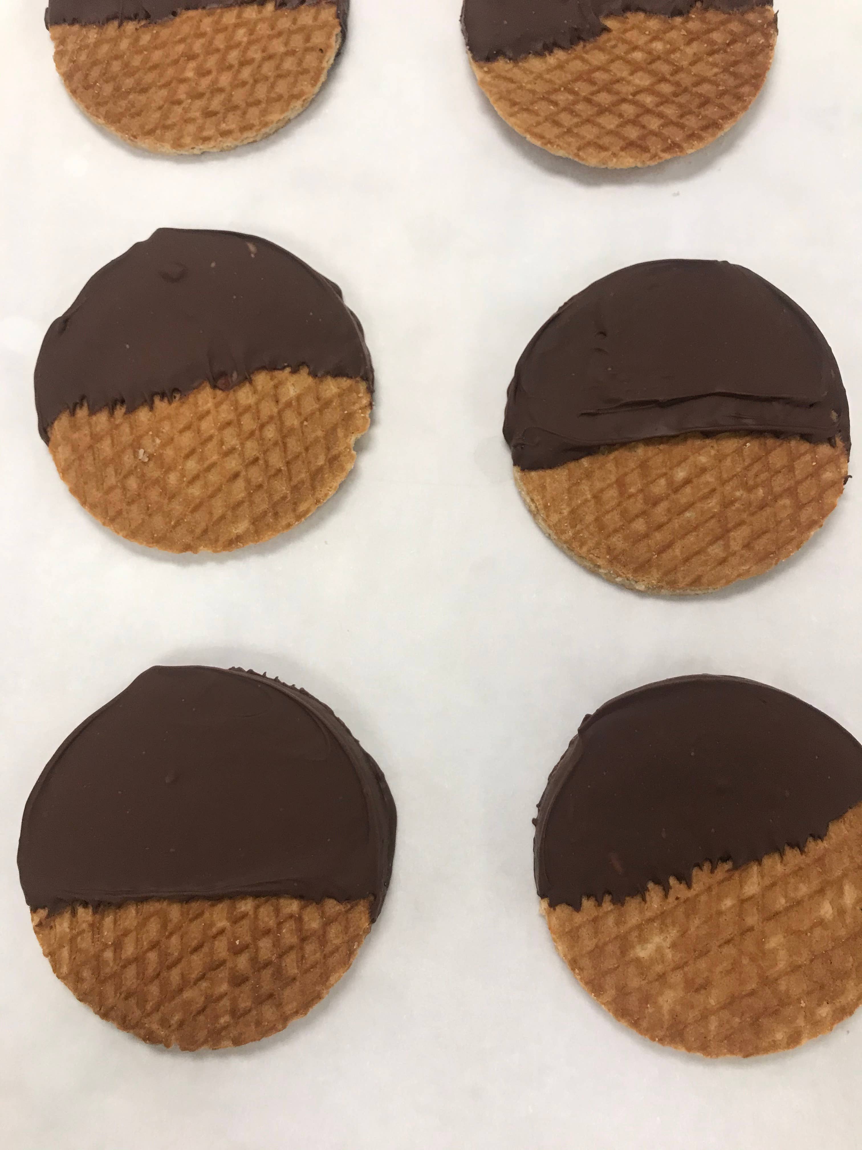 3Bros - Wholesale Cookie - 16 Dark Chocolate Dipped Stroopwafels2