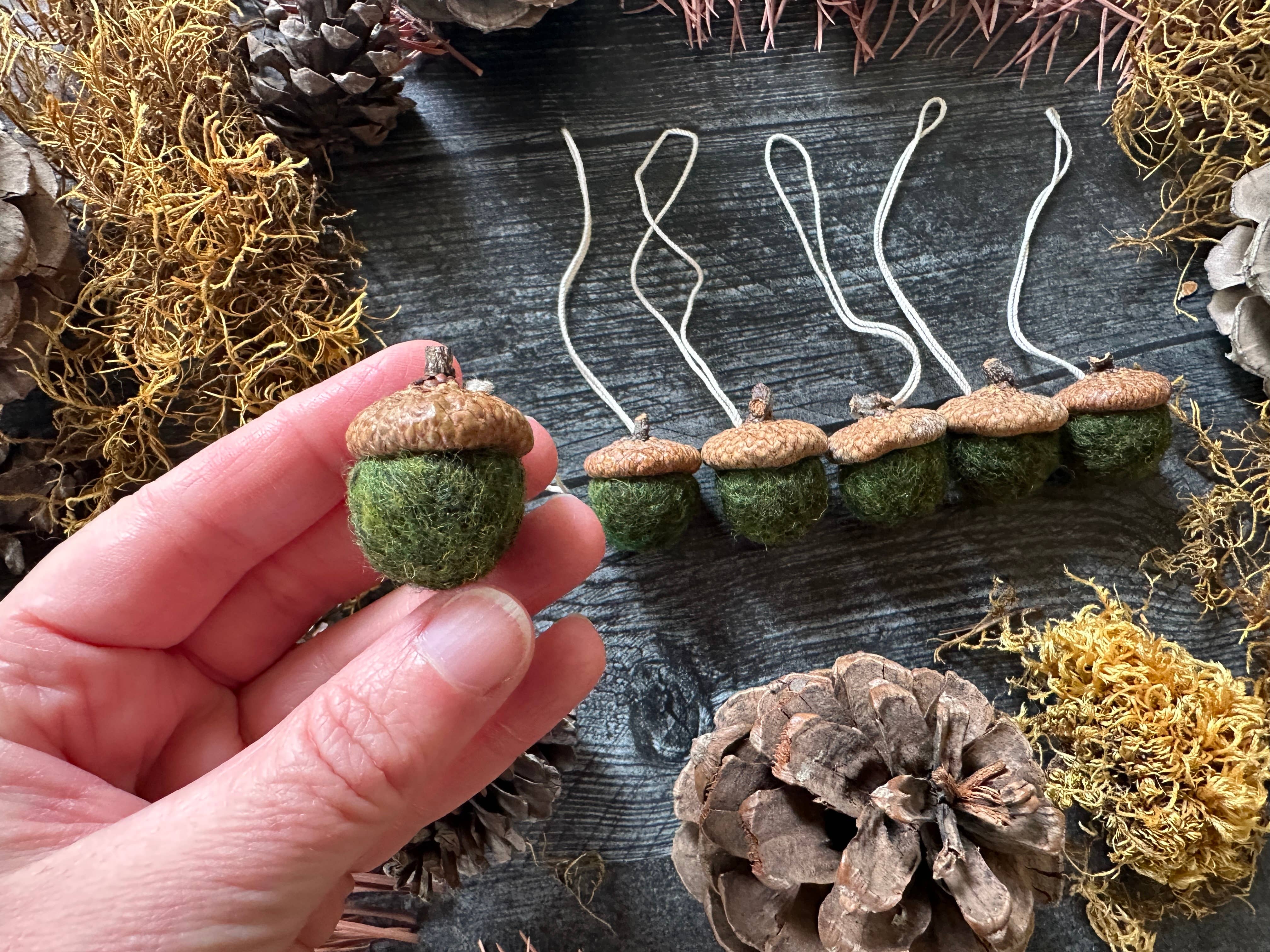 House of Moss - Vendita all'ingrosso Decorazione - Ornamento Ghianda | Mini Ornamento in Lana | 18 Colori18