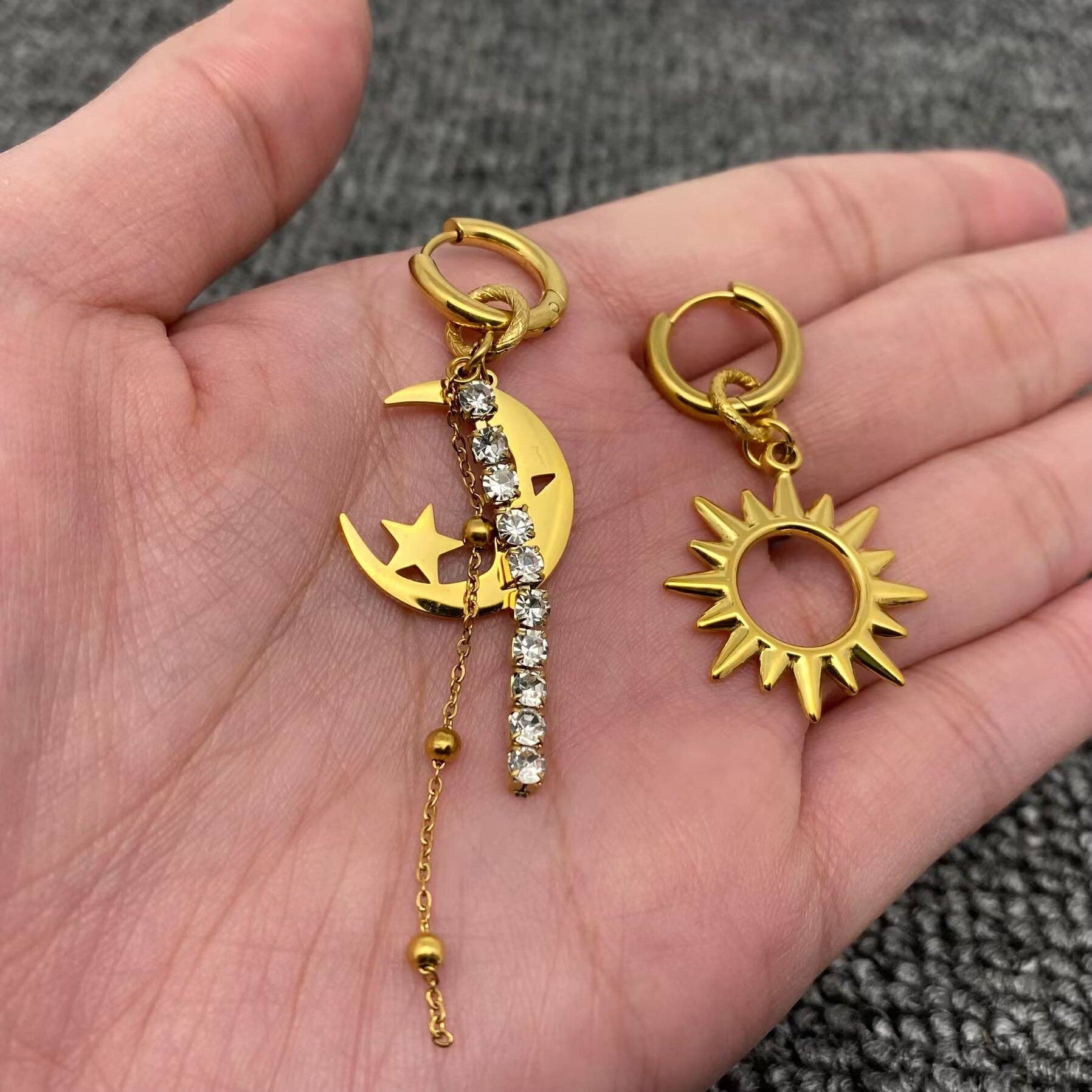 Mio Queena - Venta al por mayor Pendientes de aro pequeños - CZ Fringe Sol y Luna Pendientes de Aro de Oro de 18K SS - FGS/MS2