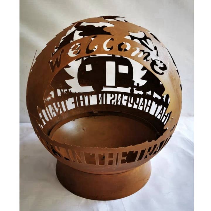 Rustikaler Welcome-Anhänger aus Iron Fire Pit Globe, 61 x 50 cm für den Großhandel von inVintage