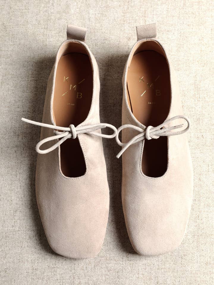 KATY BEIGE – mjuka ballerinaskor i läder med knytning framtill för wholesale av KMB Shoes