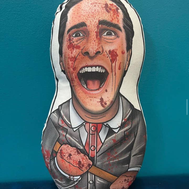 Bambola di peluche o ornamento ispirati a Patrick Bateman per la vendita all'ingrosso da parte di The Cuddle Cult