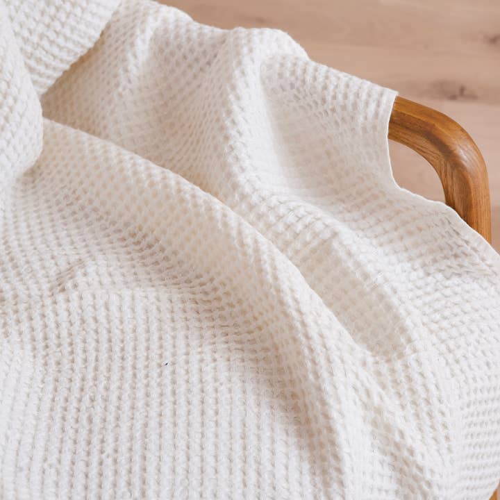 LinenQ – wholesale Throw blanket – White waffle linen throw1