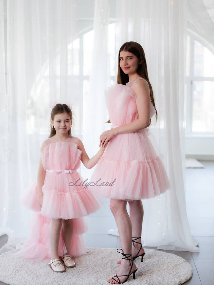 Lilyland – Großhandel Mama-Kind-Set – Passende Barbie-Tüllkleider Mama und Tochter mit Zug1