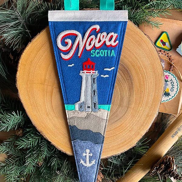 Peggy's Cove Pennant för wholesale av Yoho & Co.