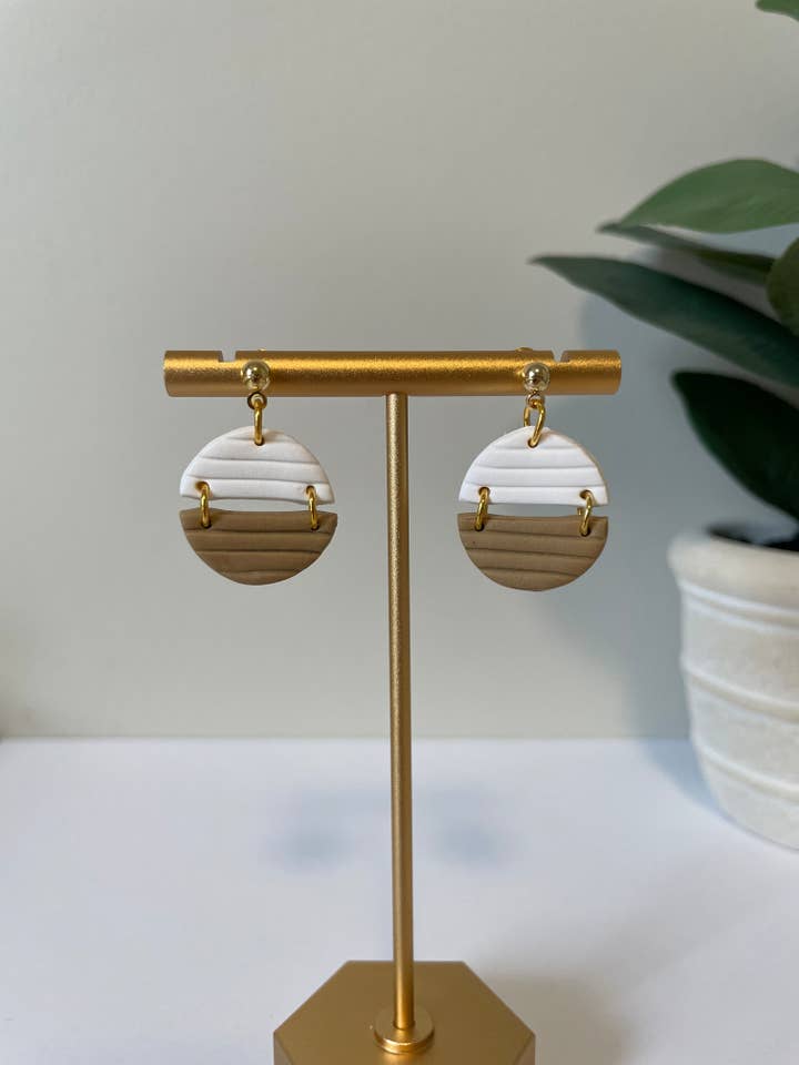 Vita och solbränna ribbade cirklar för wholesale av Cozy Clay LLC