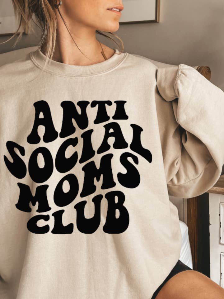 Club Anti Social Moms per la vendita all'ingrosso da parte di Fancy Little Stitches