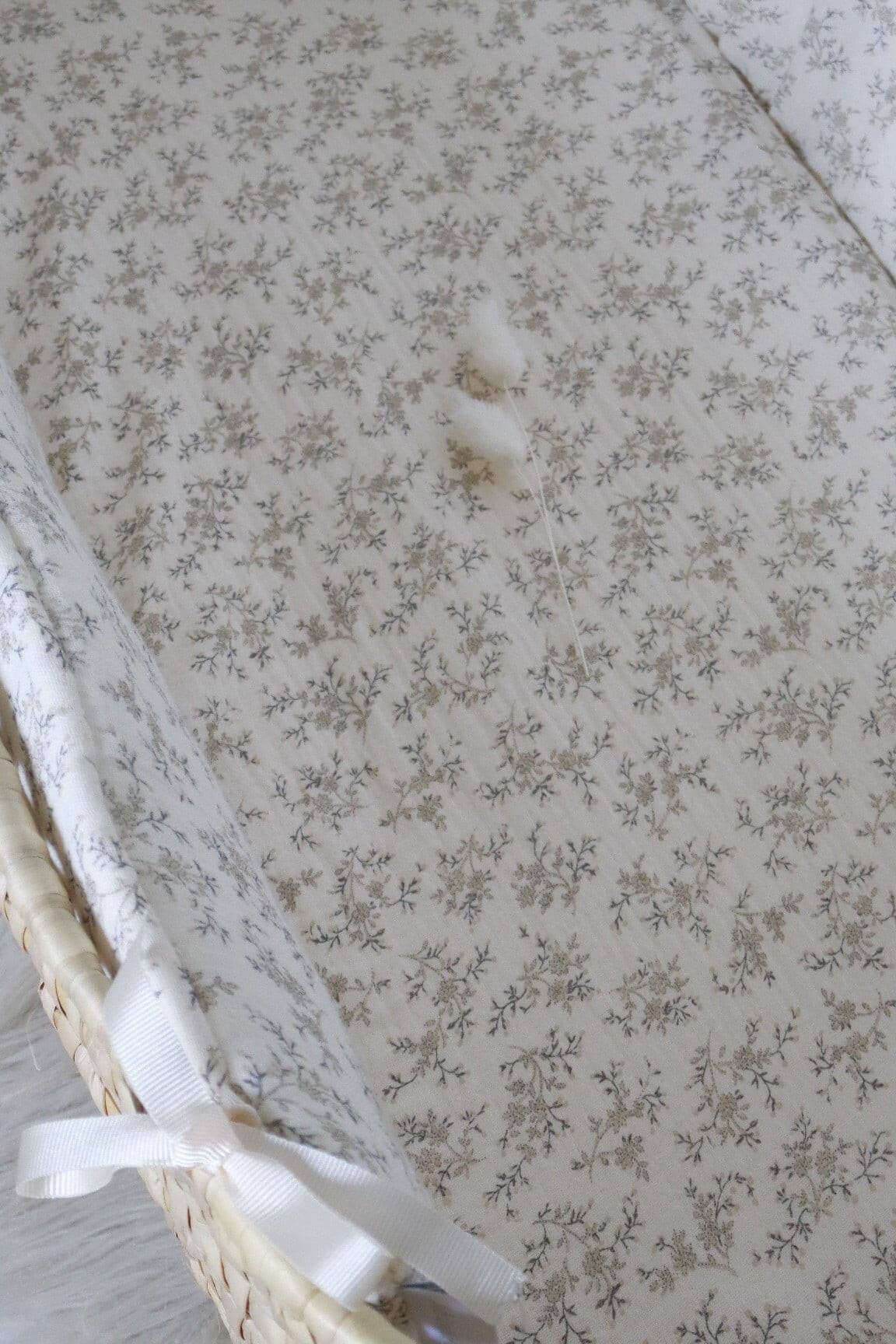 Les p'tites Merveilles de Bérénice - Wholesale Bassinet - Baby - “Louison” bassinet in ecru organic cotton double gauze with beige flowers12