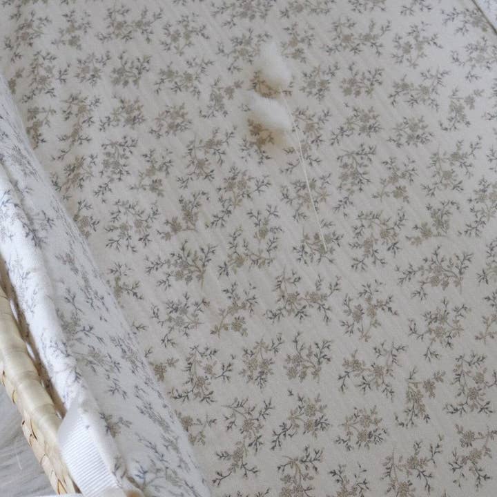 Les p'tites Merveilles de Bérénice - Wholesale Bassinet - Baby - “Louison” bassinet in ecru organic cotton double gauze with beige flowers12