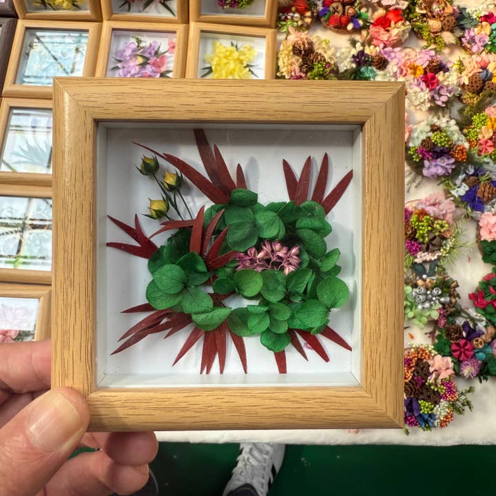 Décoration Cadre Miniature de Fleurs Séchées Préservées 15cm Art Fait Main 004 pour la vente par Effiliving