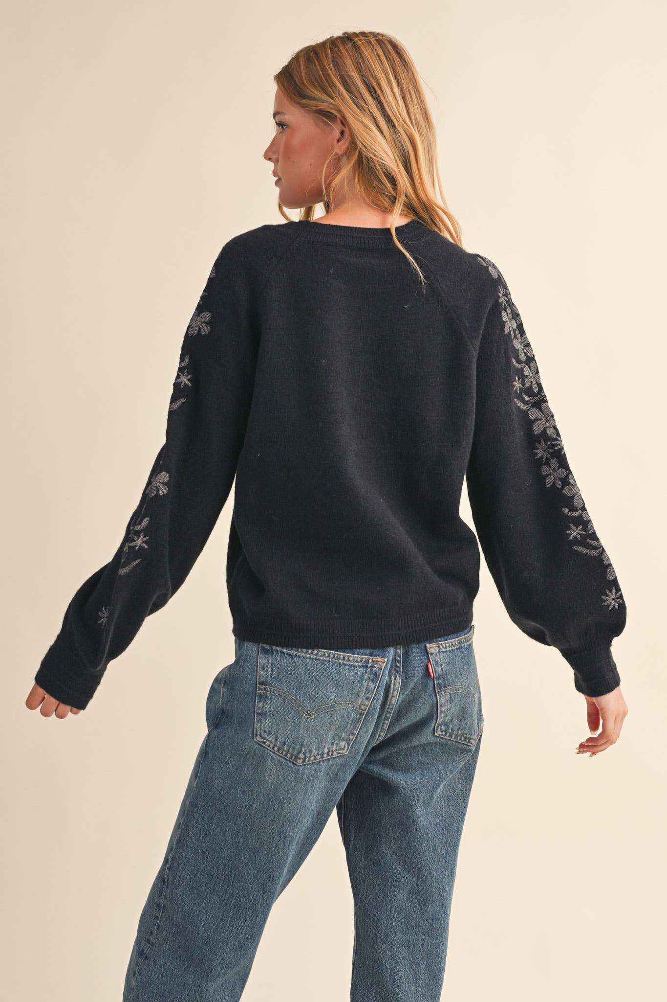 &MERCI - Wholesale Knit Sweater - Women's - PULLOVER SWEATER WITH FLORAL EMBROIDERED SLEEVES MSW108907