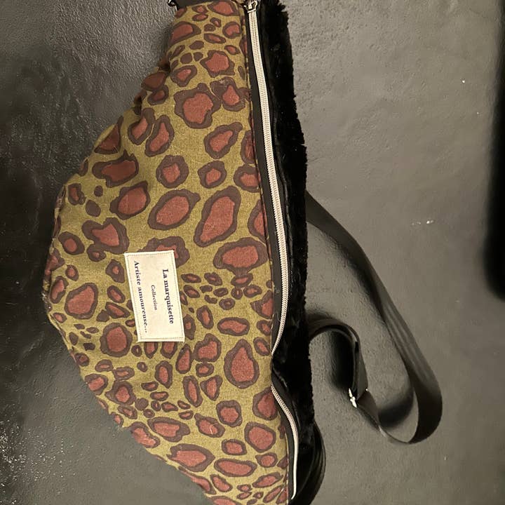 Pochete XXL artesanal com estampa animal e pelo preto por atacado de La marquisette