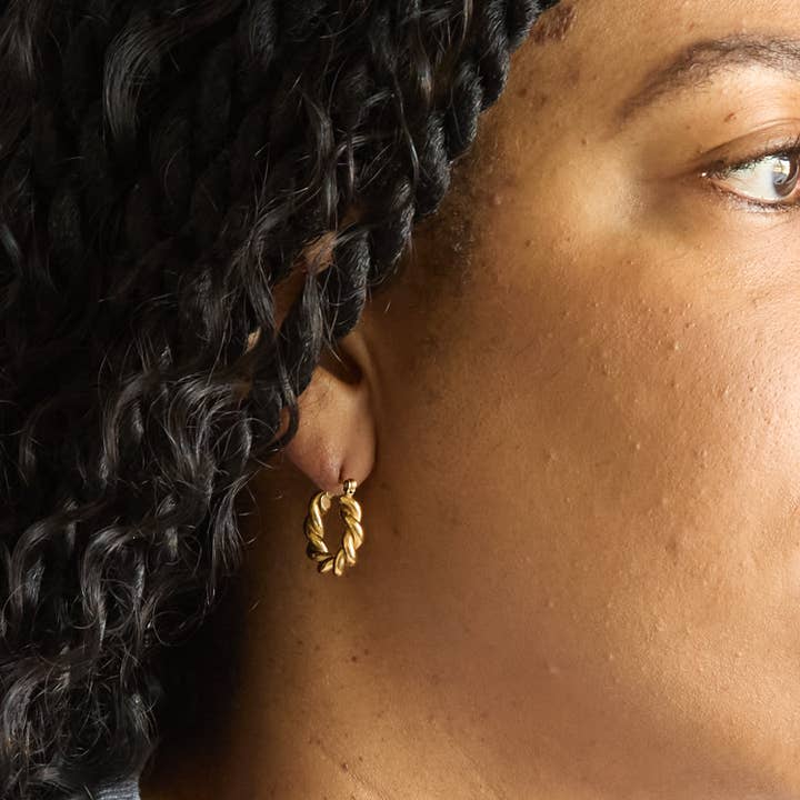 Admiral Row - Wholesale Hoop Earrings - Gold Oval Twist Hoop Earrings - Fall/Christmas 2025 Jewelry Gift1