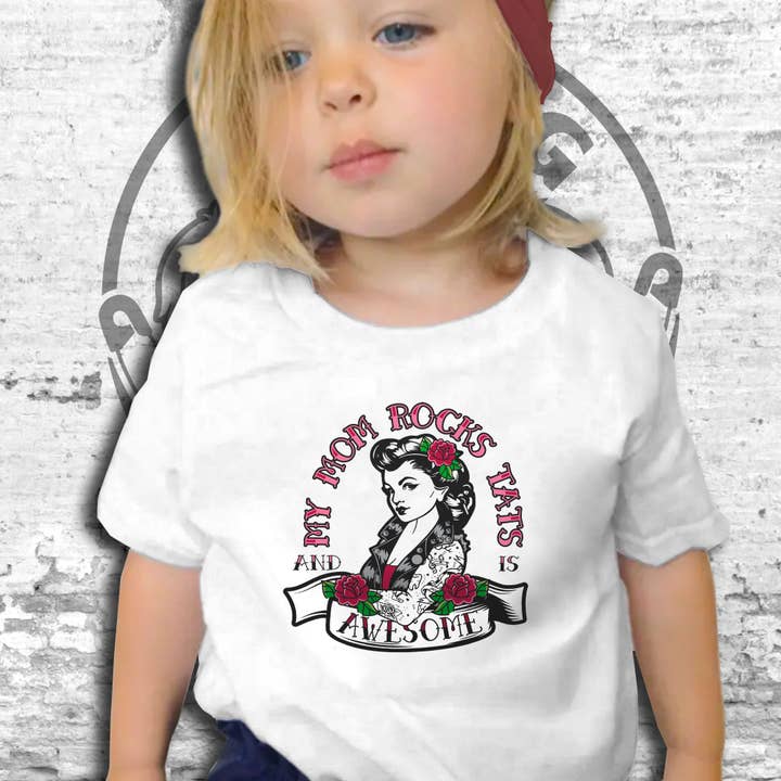 Min mor rocker tats og er fantastisk kortærmet Toddler TShirt for engroshandel hos Raging Rascals