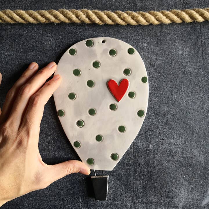 Elisa Sasso Ceramiche - Vendita all'ingrosso Decorazione da parete 3D - Mongolfiera Molto grande pois, terracotta, fatta a mano
