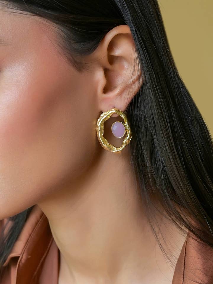 Øreringe i smeltet guld med håndskårne ædelstene for engroshandel hos Avani Del Amour