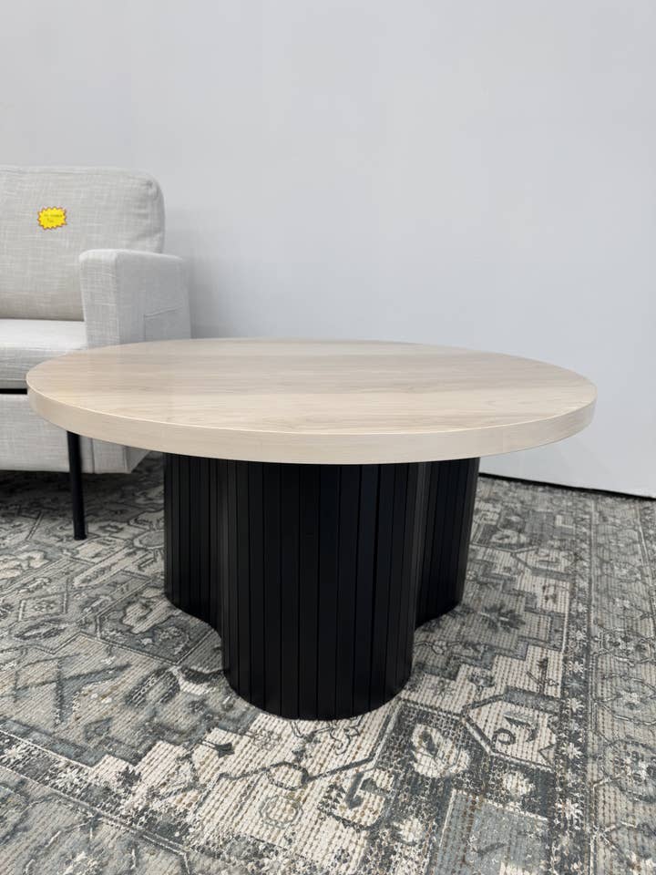 Table basse 30" plateau blanchi avec 3 bases noires circulaires pour la vente par Curv & Carv