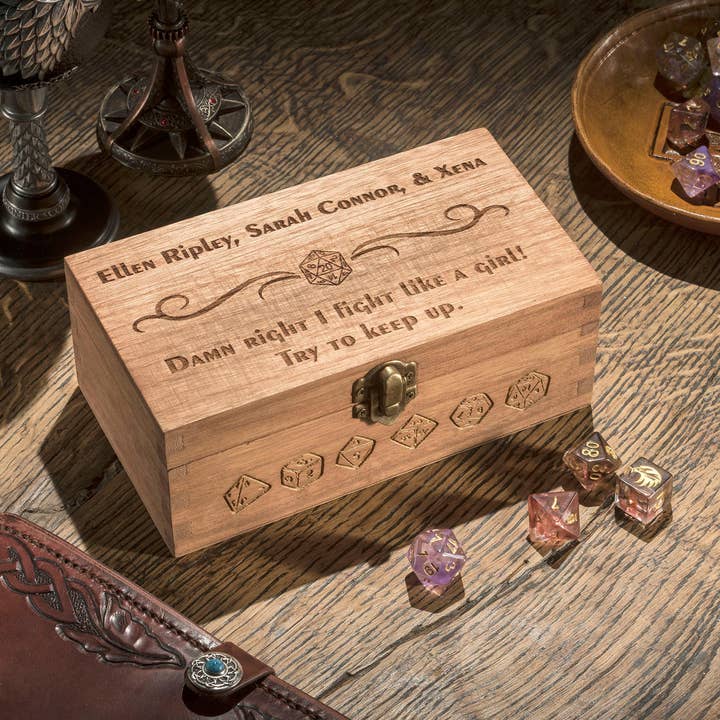 Grande boîte à dés Girl Power pour la vente par Critit