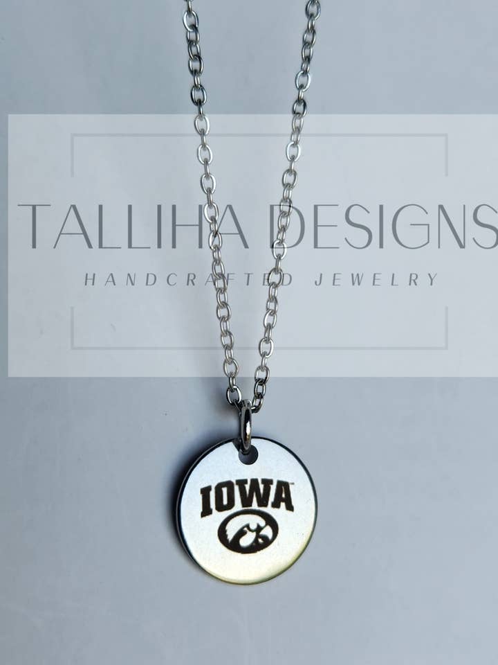Collar grabado de acero inoxidable Hawkeye de la Universidad de Iowa para venta al por mayor de Talliha Designs