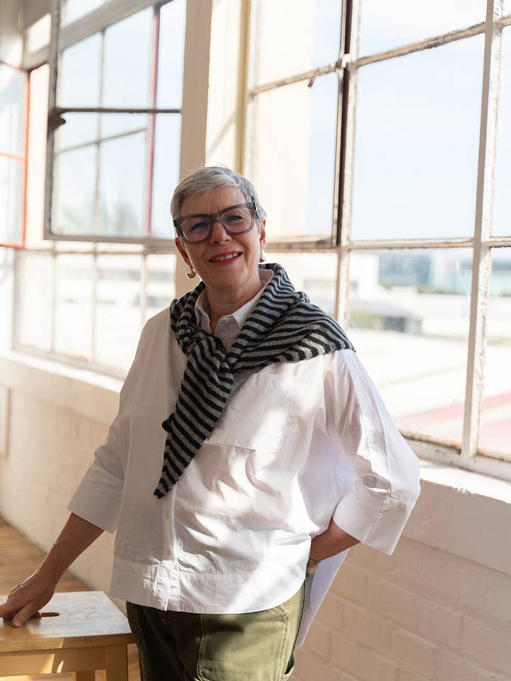 Cachecol Triangular com Risca de Carvão por atacado de Hilary Jane Keyes