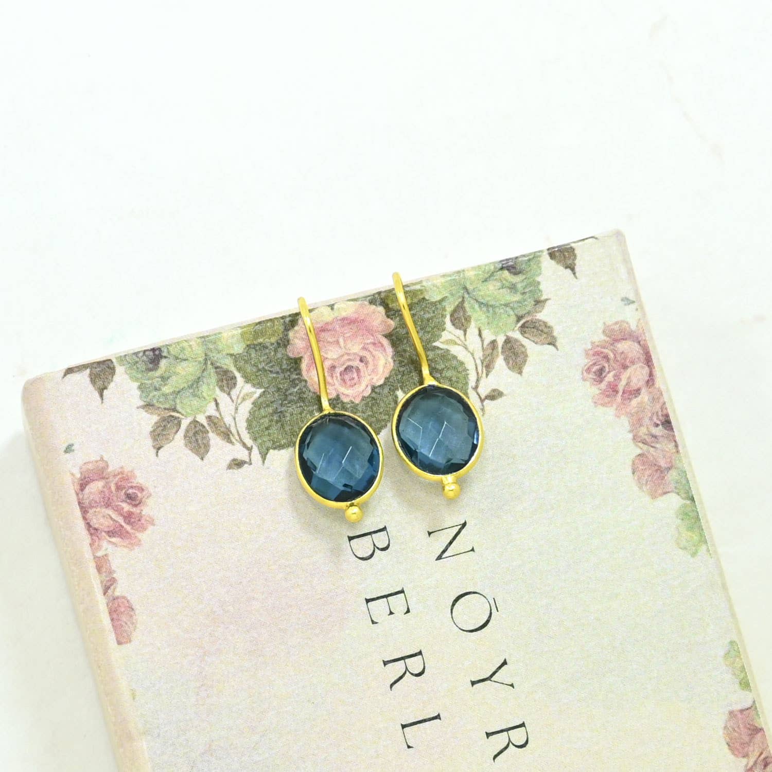 Schmuckoo Berlin – wholesale Dangle earrings – Oval Gemstone Earring Gold Plated Silver 925 - Blue Iolite2