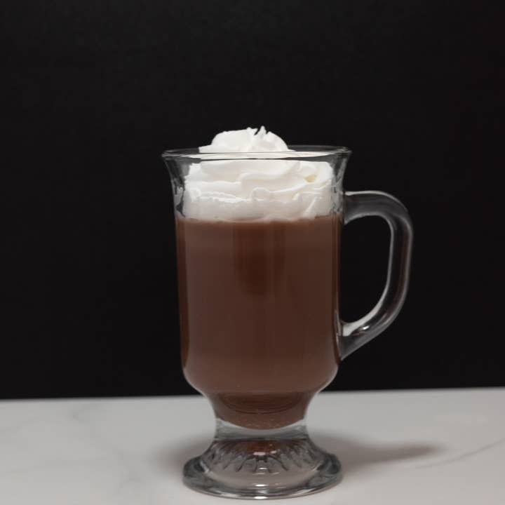 Falsk varm chokolade dekorativt bordpladeobjekt for engroshandel hos Just Dough It! Fake Foods