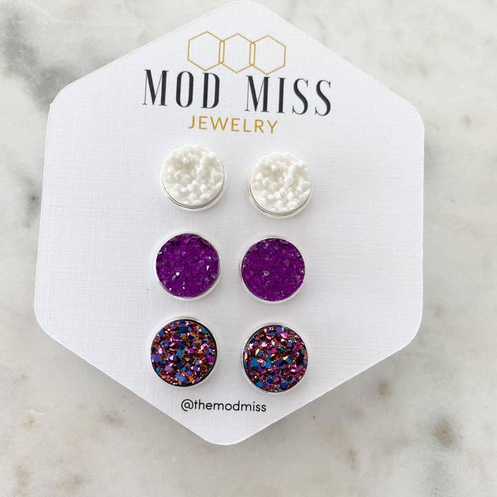 Set om 3: Snövit, lila, & Metallic Lila Stud Örhänge för wholesale av The Mod Miss