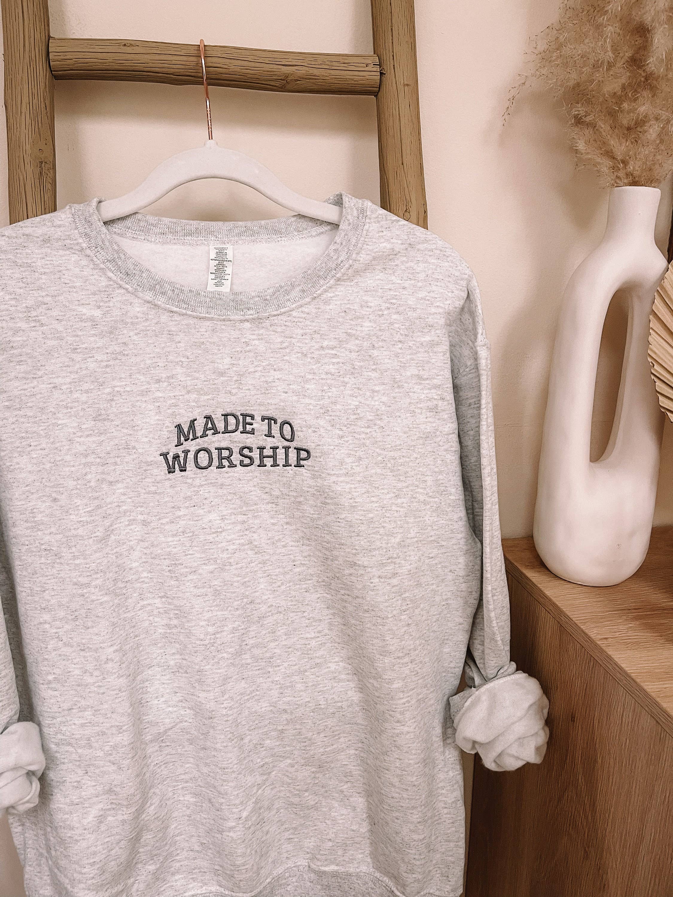 Honey Soul LLC – Großhandel Sweatshirt mit Grafikdruck – Unisex – Minimalistisches Made To Worship Sweatshirt mit Stickerei8