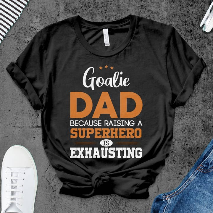 Far Superhero T-shirt, unik farsdagsgave, grafisk tee til far, cool fars fødselsdagsgave, sjov Superdad afslappet skjorte for engroshandel hos FreakyTeeFactory