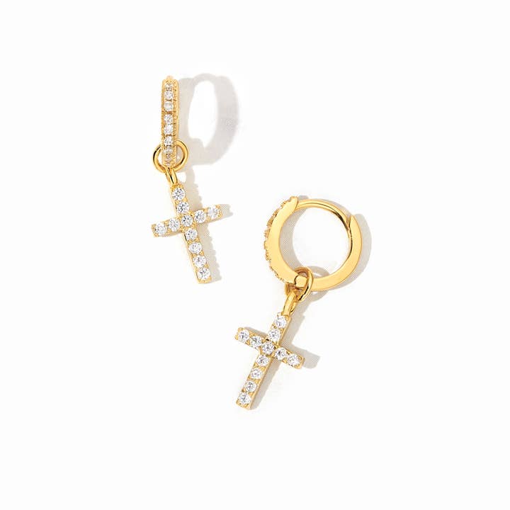CZ Cross Charm Huggies för wholesale av Sami Jewels