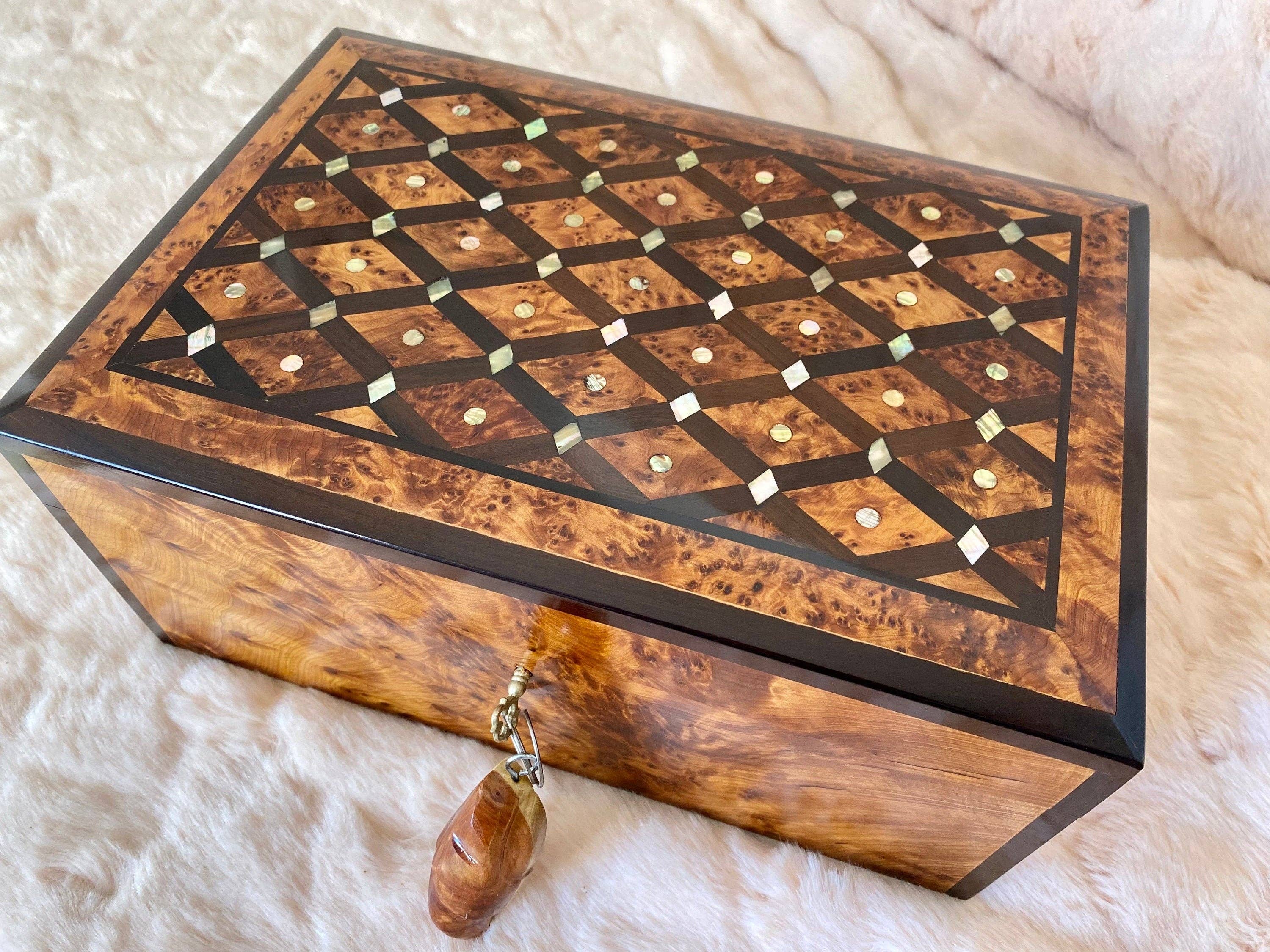 AtlasPerles - Venta al por mayor Joyero/organizador de joyas - Caja de joyería marroquí de 11"x7", gran caja de madera de tuya con cerradura y llave, grabado de nácar, incrustaciones de madera de nogal, caja de recuerdos para regalo de boda.1